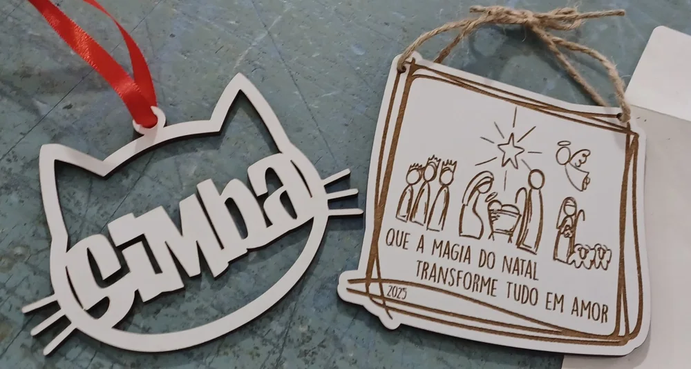Peça decorativa com recorte, mensagem ou ilustração, preparada para pendurar ou expor.