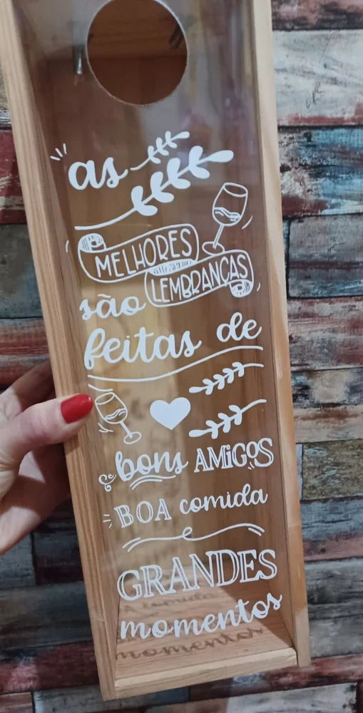 Peça personalizada para apresentar uma garrafa ou guardar rolhas e memórias de convívios.