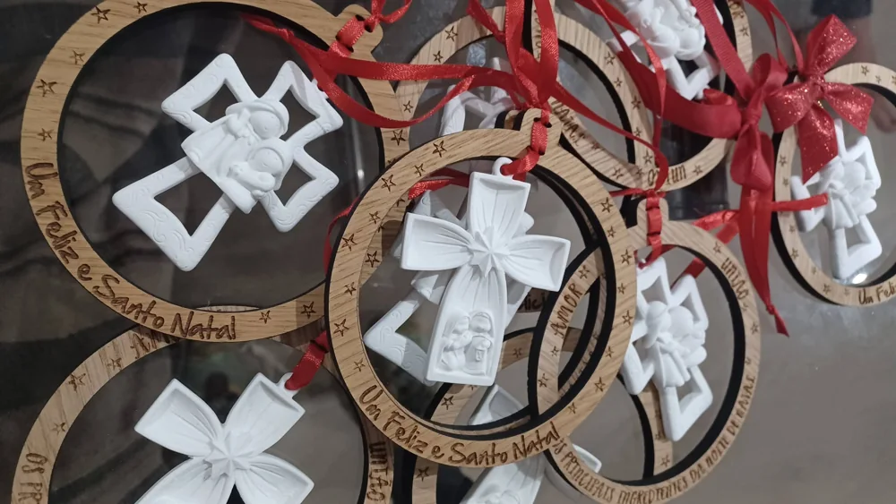 Enfeites com nomes, mensagens ou ilustrações para decorar a árvore e oferecer no Natal.