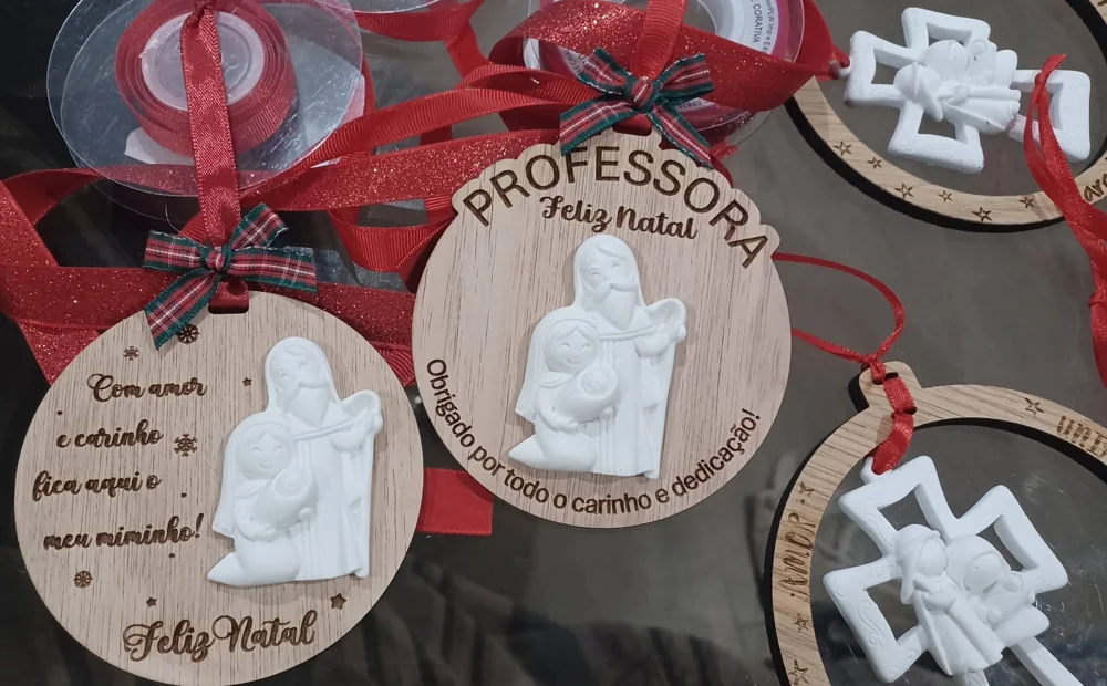 Enfeites com nomes, mensagens ou ilustrações para decorar a árvore e oferecer no Natal.