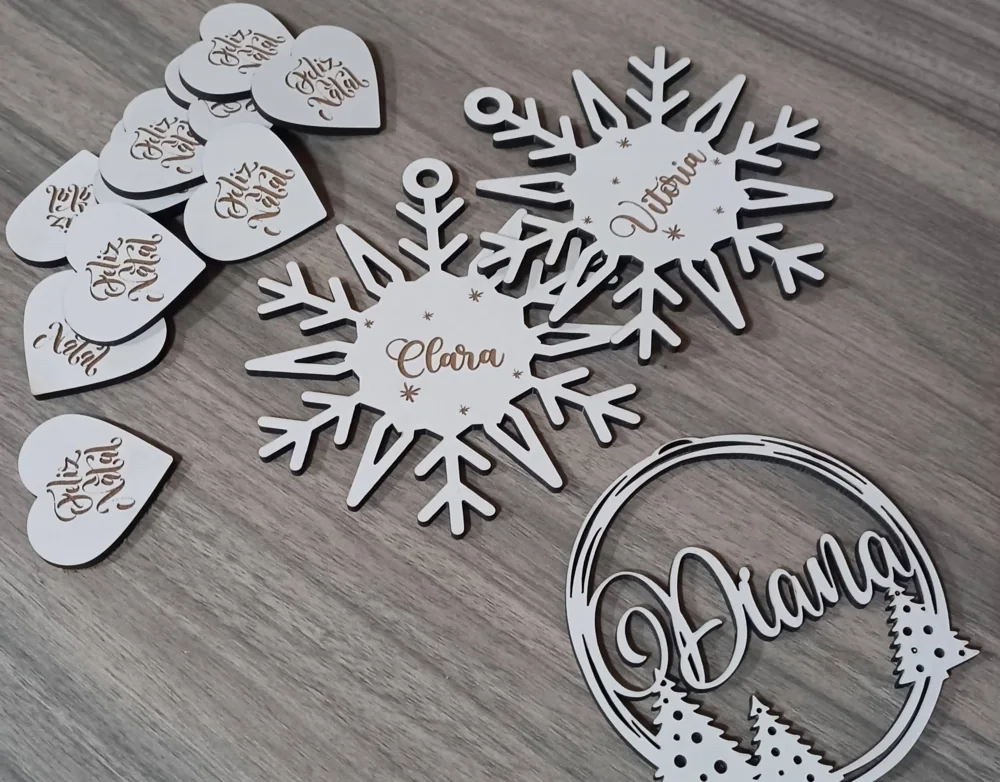 Enfeites com nomes, mensagens ou ilustrações para decorar a árvore e oferecer no Natal.