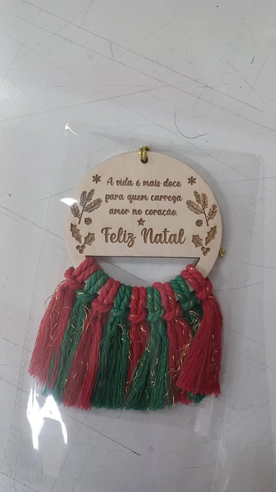 Enfeites com nomes, mensagens ou ilustrações para decorar a árvore e oferecer no Natal.