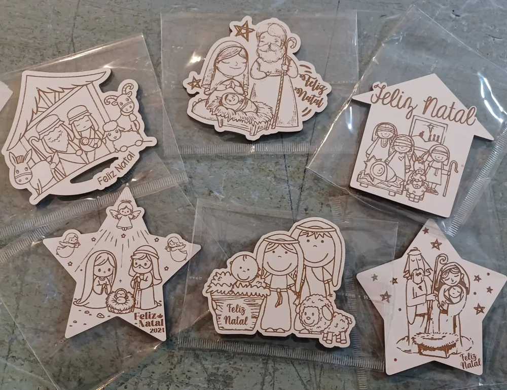 Enfeites com nomes, mensagens ou ilustrações para decorar a árvore e oferecer no Natal.