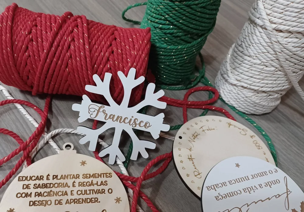 Enfeites com nomes, mensagens ou ilustrações para decorar a árvore e oferecer no Natal.