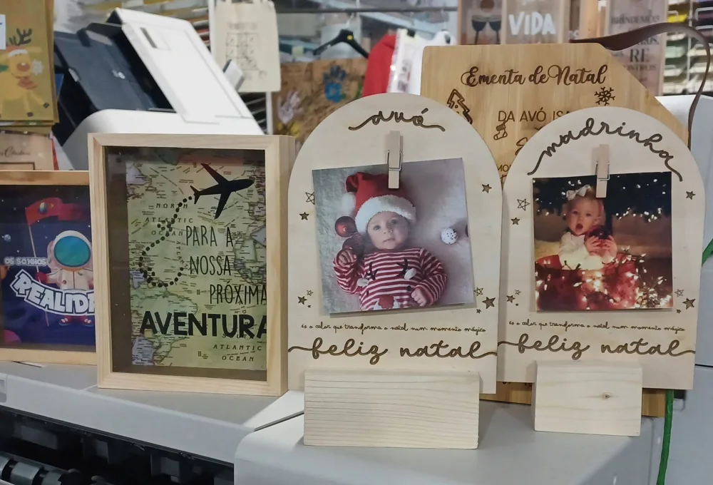 Moldura com espaço para fotografia e elementos personalizados para guardar uma memória.