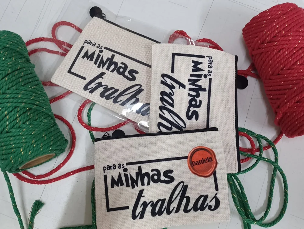 Peça personalizada com elementos pendentes, fios ou detalhes decorativos.