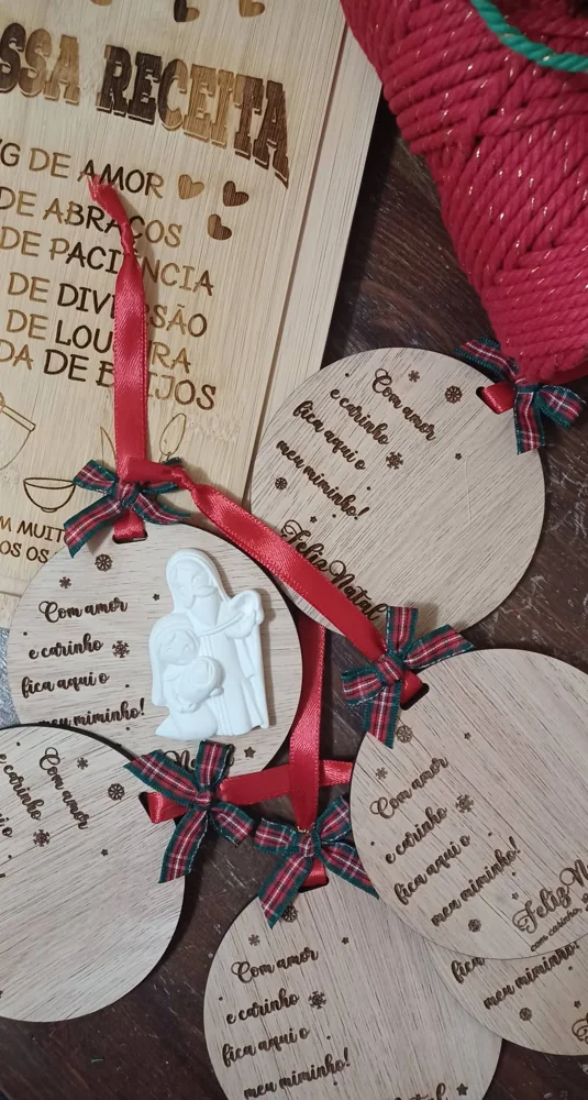 Peça personalizada com elementos pendentes, fios ou detalhes decorativos.