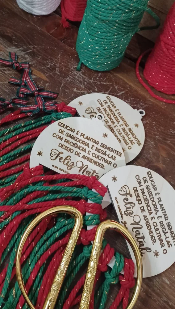 Peça personalizada com elementos pendentes, fios ou detalhes decorativos.
