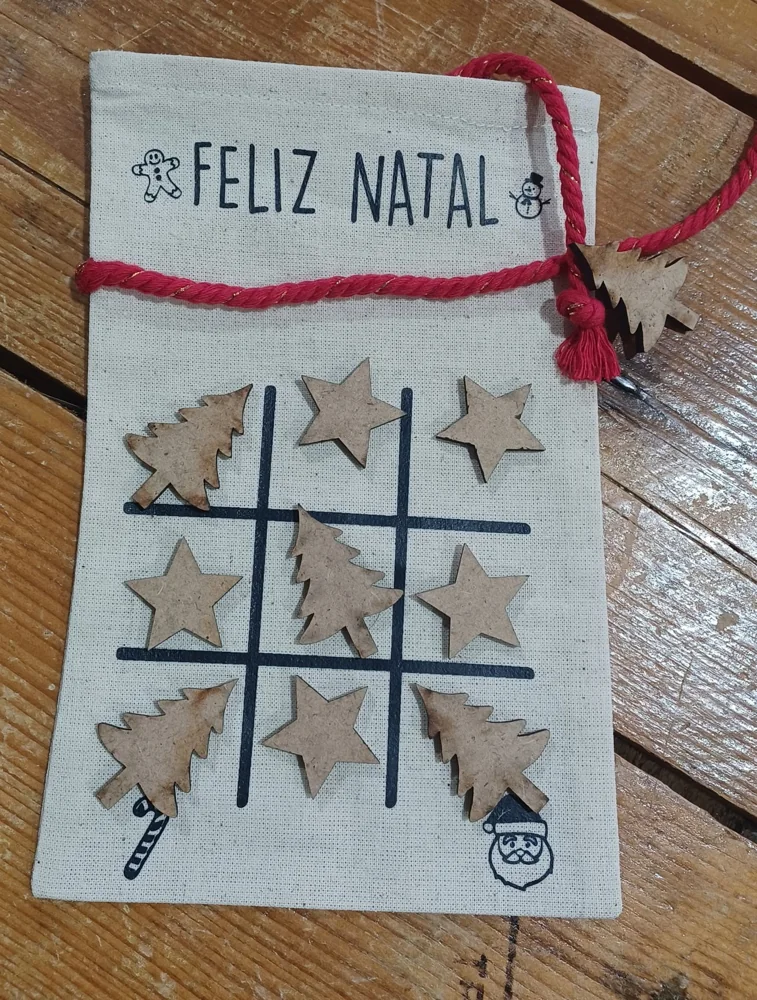 Enfeites com nomes, mensagens ou ilustrações para decorar a árvore e oferecer no Natal.