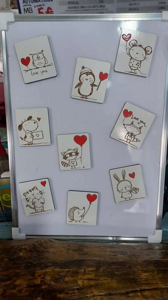 Peças com mensagens e desenhos personalizados, apresentadas em diferentes versões.