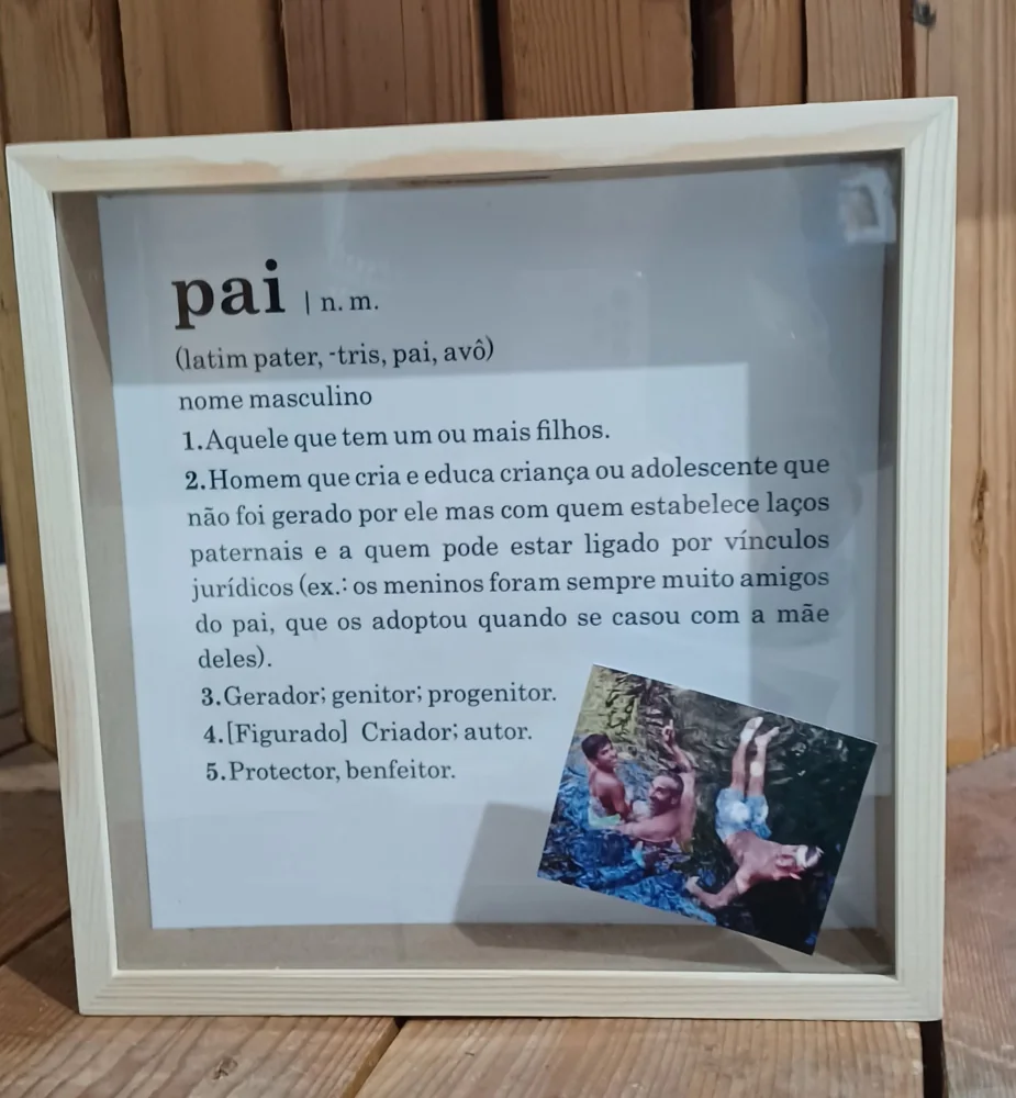 Moldura com espaço para fotografia e elementos personalizados para guardar uma memória.