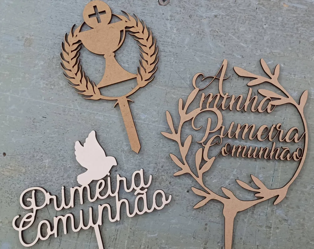 Peças com símbolos e mensagens alusivos à primeira comunhão.