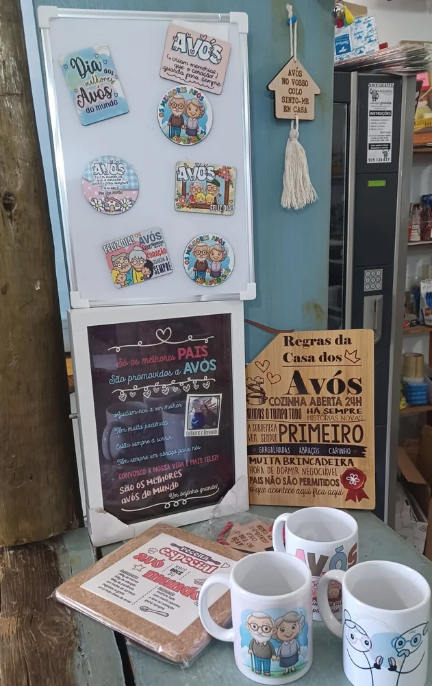 Artigos coordenados com mensagens, imagens e personalização para oferecer.