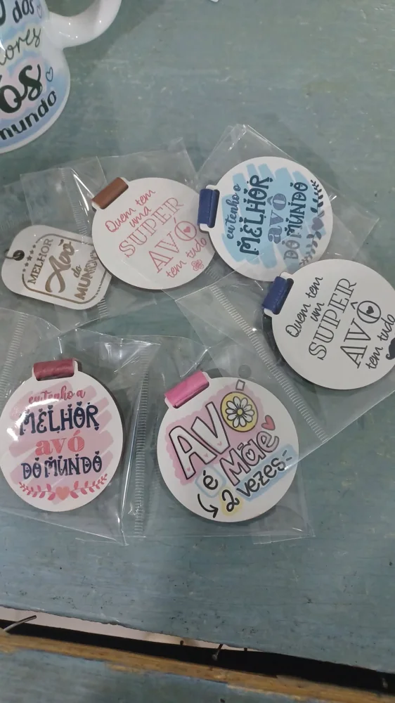 Peças com mensagens e desenhos personalizados, apresentadas em diferentes versões.