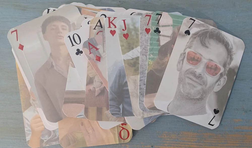 Baralho com fotografias personalizadas nas cartas.