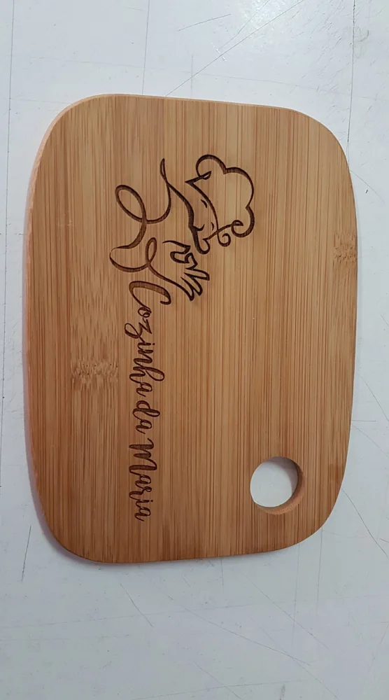 Tábua com gravação ou mensagem personalizada.