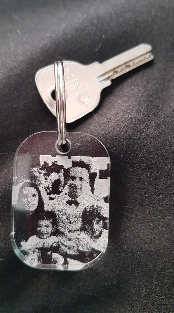 Porta-chaves com forma, mensagem ou imagem personalizada.