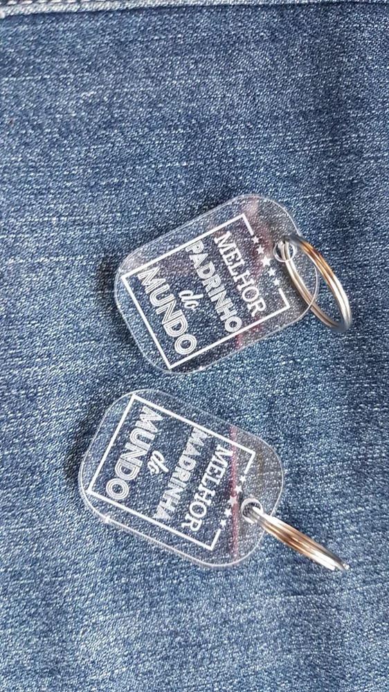 Pins com uma mensagem personalizada na superfície.