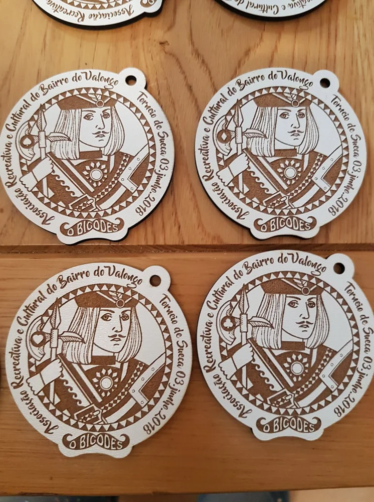 Peças com mensagens e desenhos personalizados, apresentadas em diferentes versões.