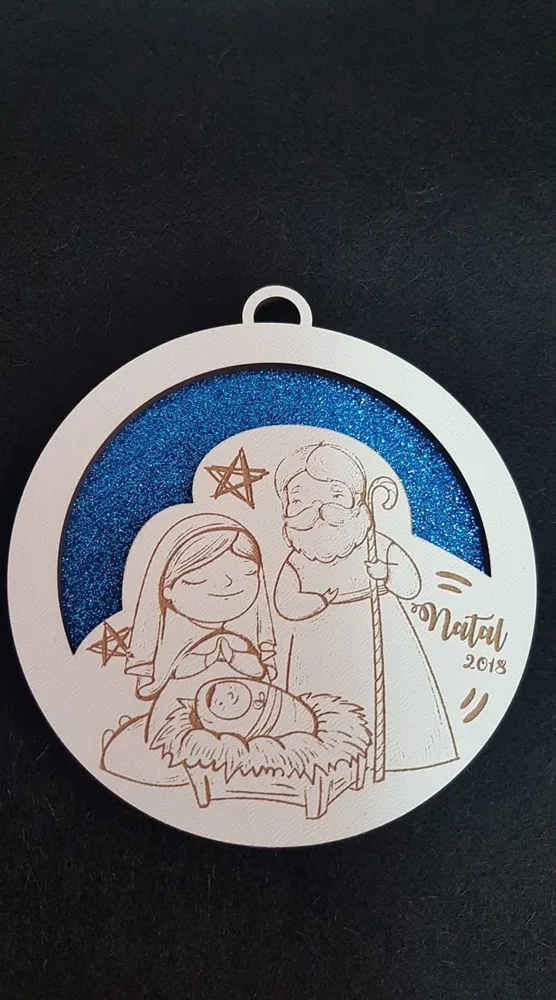 Peça decorativa com símbolos religiosos e elementos personalizados.