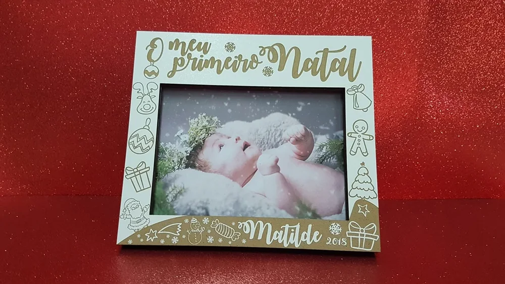 Moldura com espaço para fotografia e elementos personalizados para guardar uma memória.