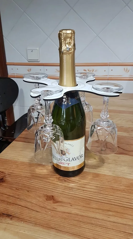 Garrafa apresentada com decoração personalizada para uma celebração.