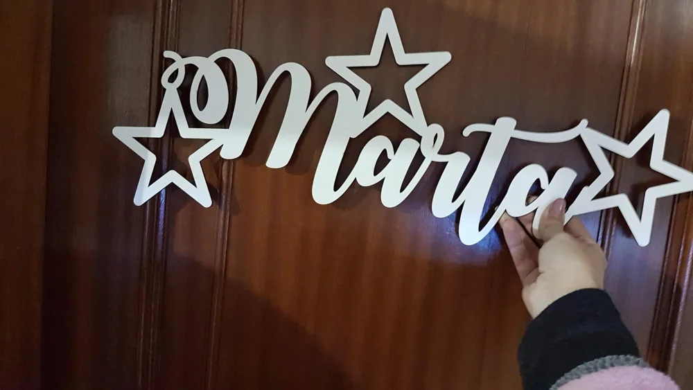 Peça de decoração para bolo com nome, número ou motivo festivo.