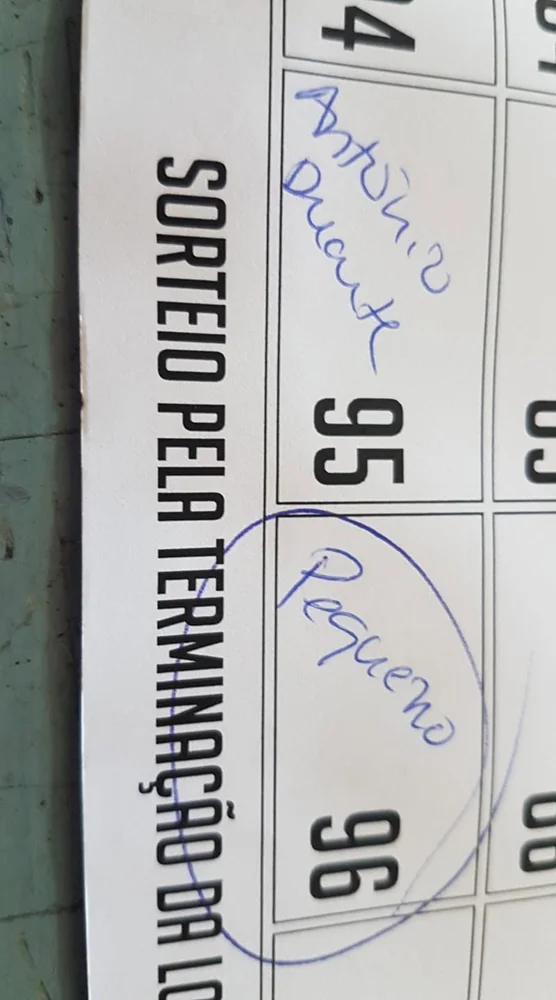 Bilhetes impressos e numerados para organizar um sorteio.
