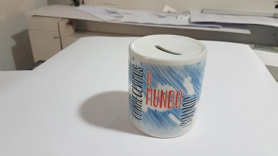 Canecas personalizadas com ilustrações, fotografias ou mensagens.