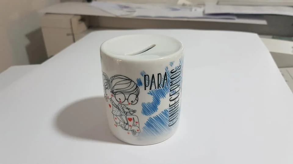 Canecas personalizadas com ilustrações, fotografias ou mensagens.