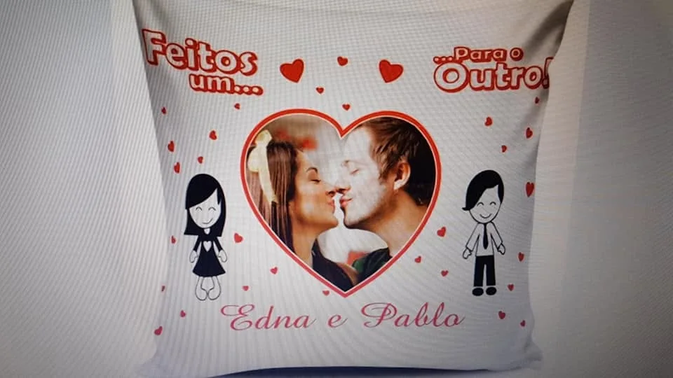 Almofada com fotografia e elementos gráficos personalizados.