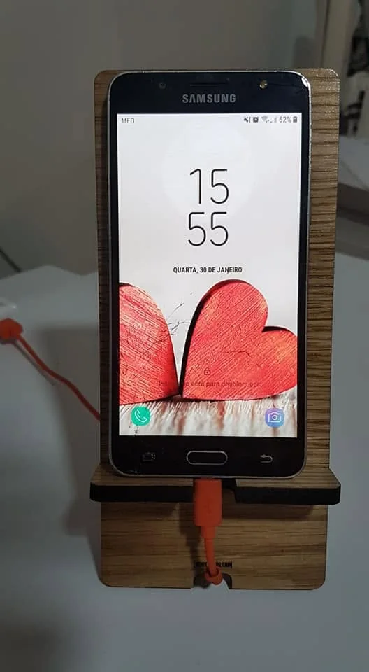 Suporte para pousar o telemóvel, com elementos decorativos ou imagem personalizada.