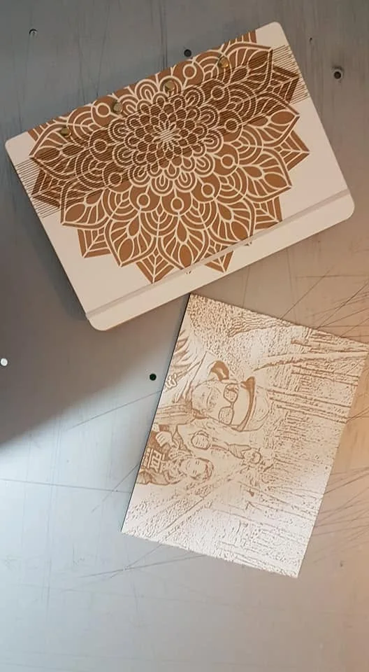 Suporte para pousar o telemóvel, com elementos decorativos ou imagem personalizada.