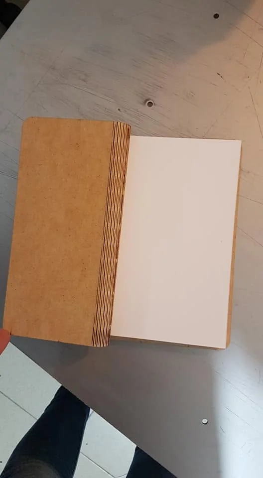 Suporte para pousar o telemóvel, com elementos decorativos ou imagem personalizada.
