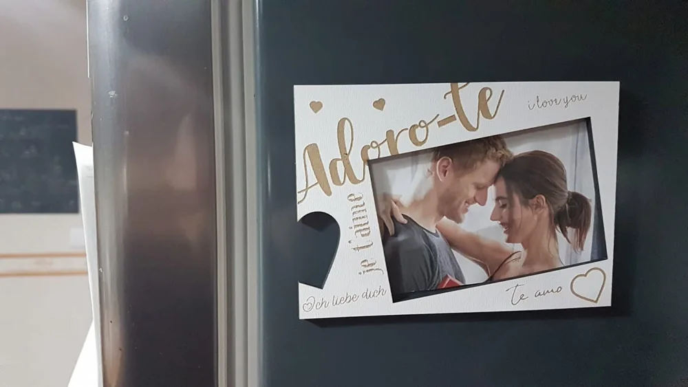Moldura com espaço para fotografia e elementos personalizados para guardar uma memória.