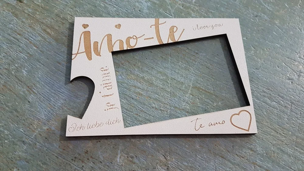 Moldura com espaço para fotografia e elementos personalizados para guardar uma memória.
