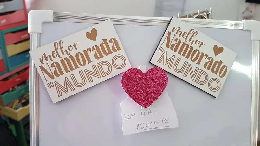 Moldura com espaço para fotografia e elementos personalizados para guardar uma memória.