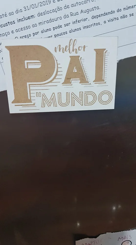 Moldura com espaço para fotografia e elementos personalizados para guardar uma memória.