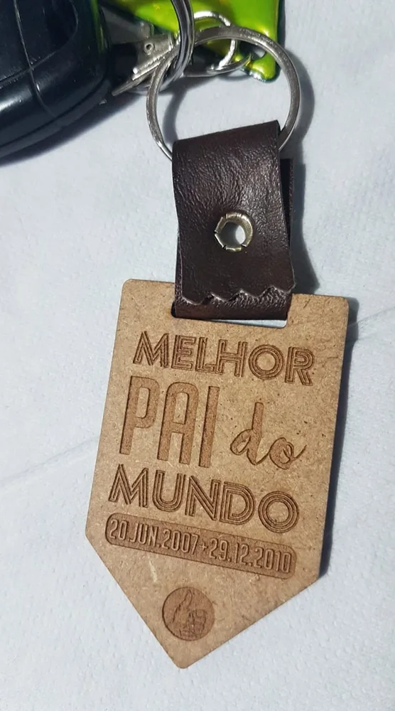 Porta-chaves com forma, mensagem ou imagem personalizada.