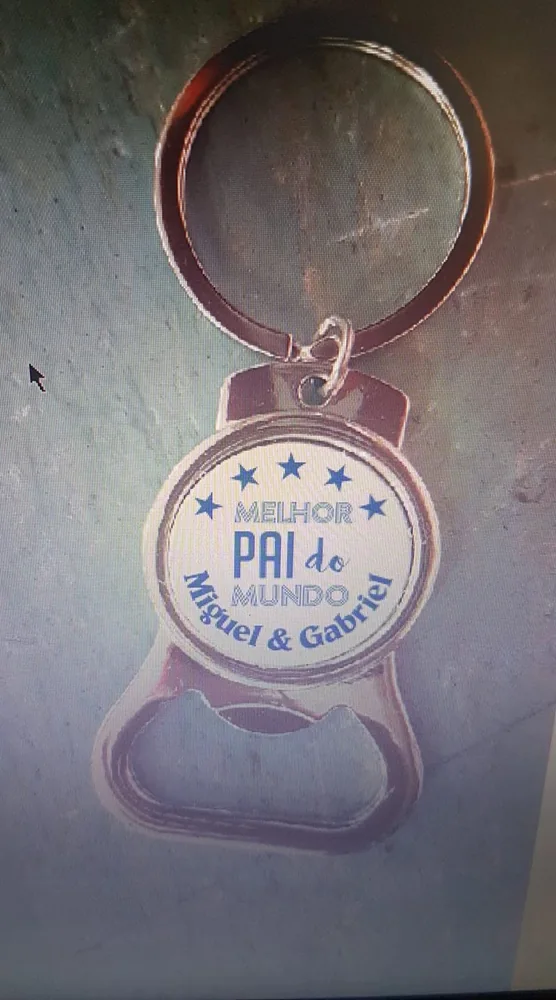 Porta-chaves com forma, mensagem ou imagem personalizada.