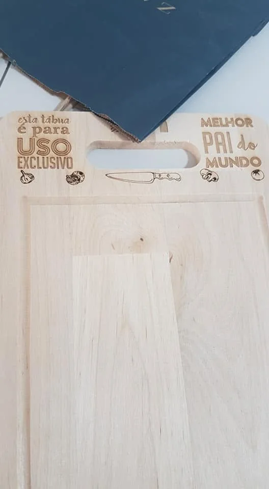 Suporte de parede com ganchos e elementos personalizados para organizar chaves.