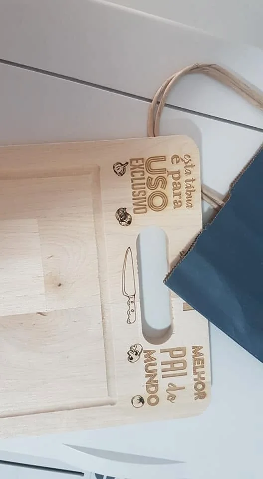 Suporte de parede com ganchos e elementos personalizados para organizar chaves.
