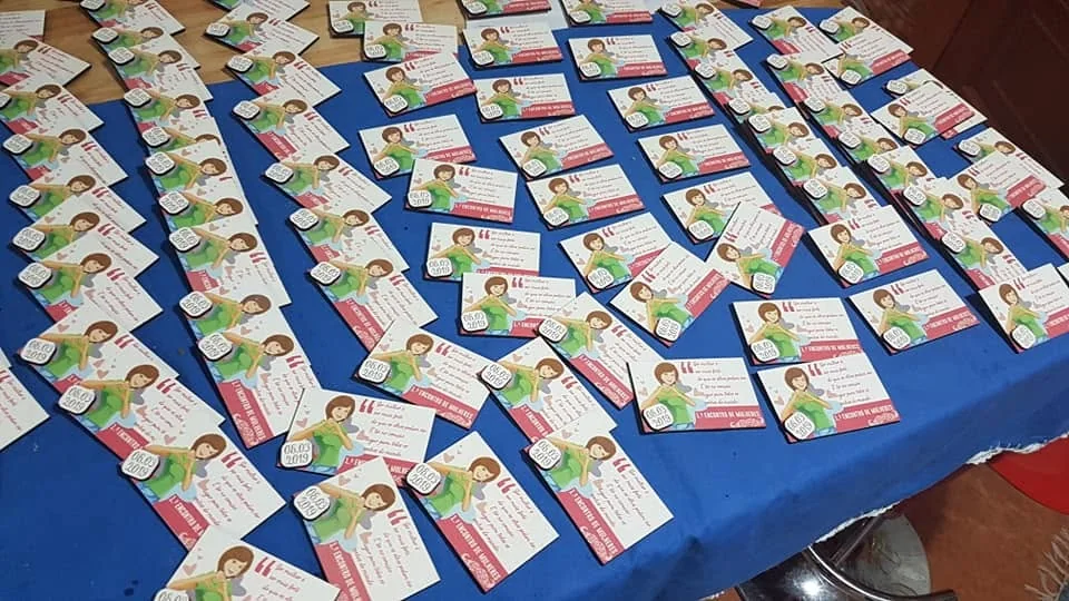 Artigos personalizados para oferecer, celebrar ou guardar uma mensagem.