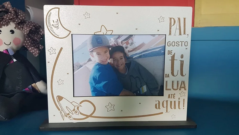 Moldura com espaço para fotografia e elementos personalizados para guardar uma memória.