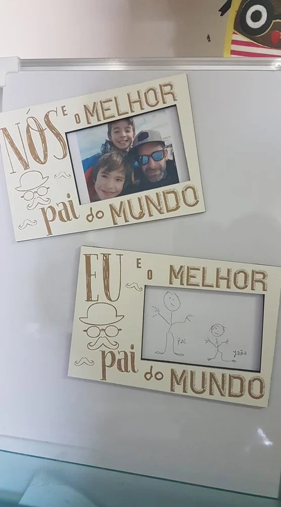 Moldura com espaço para fotografia e elementos personalizados para guardar uma memória.