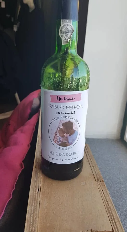 Garrafa apresentada com rótulo ou mensagem personalizada.