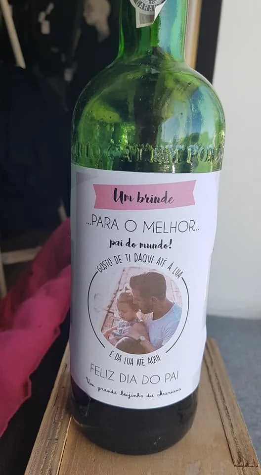 Garrafa apresentada com rótulo ou mensagem personalizada.