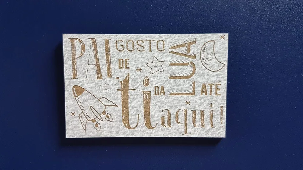 Moldura com espaço para fotografia e elementos personalizados para guardar uma memória.