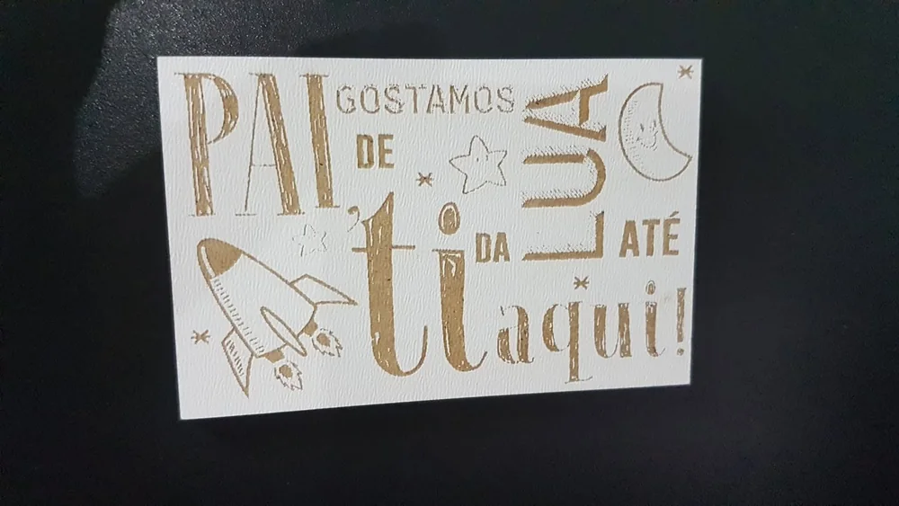 Moldura com espaço para fotografia e elementos personalizados para guardar uma memória.