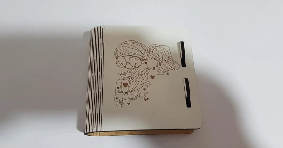 Caderno com capa decorativa e acabamento personalizado.